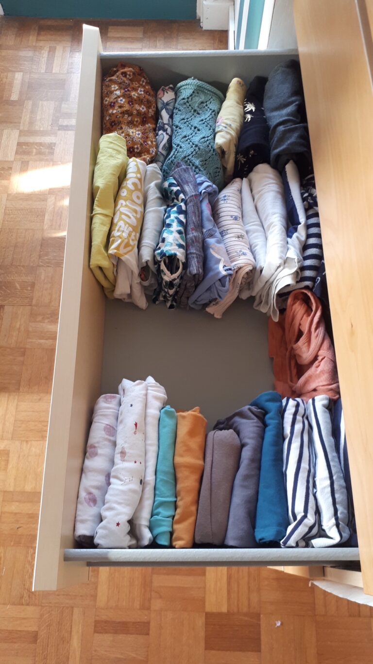 Vue d’ensemble du tiroir à t-shirt une fois le tri et la réorganisation effectués.