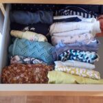 Pliage vertical des gilets et t-shirts dans le tiroir.