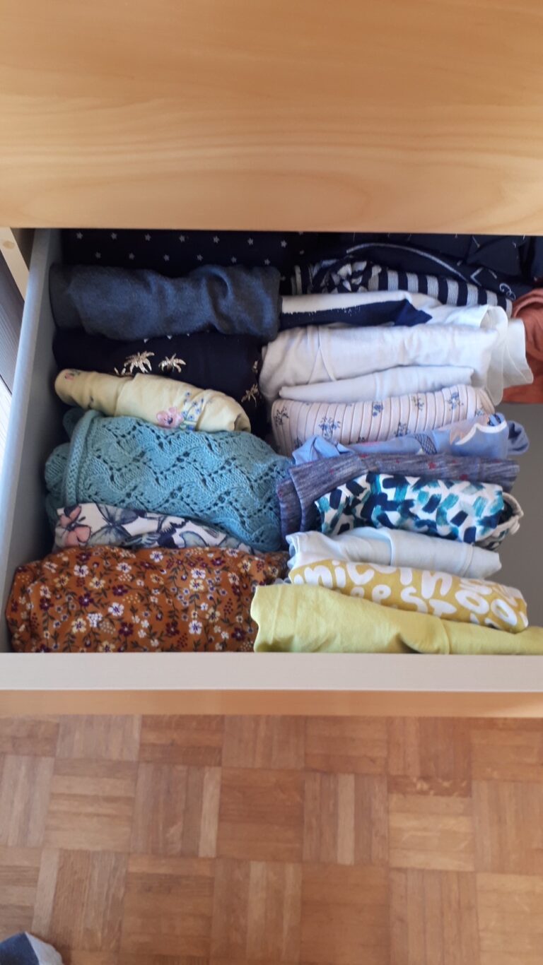 Pliage vertical des gilets et t-shirts dans le tiroir.