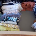 Pliage vertical des gilets et t-shirts dans le tiroir.