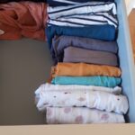 Pliage vertical des gilets et t-shirts dans le tiroir.