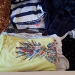 Une seconde commode avec à nouveau les vêtements empilés dans les tiroirs.
