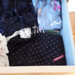 Une seconde commode avec à nouveau les vêtements empilés dans les tiroirs.