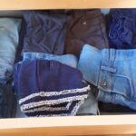Une seconde commode avec à nouveau les vêtements empilés dans les tiroirs.