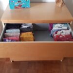 Tiroir de commode parfaitement organisé avec les vêtements pliés à la verticale.