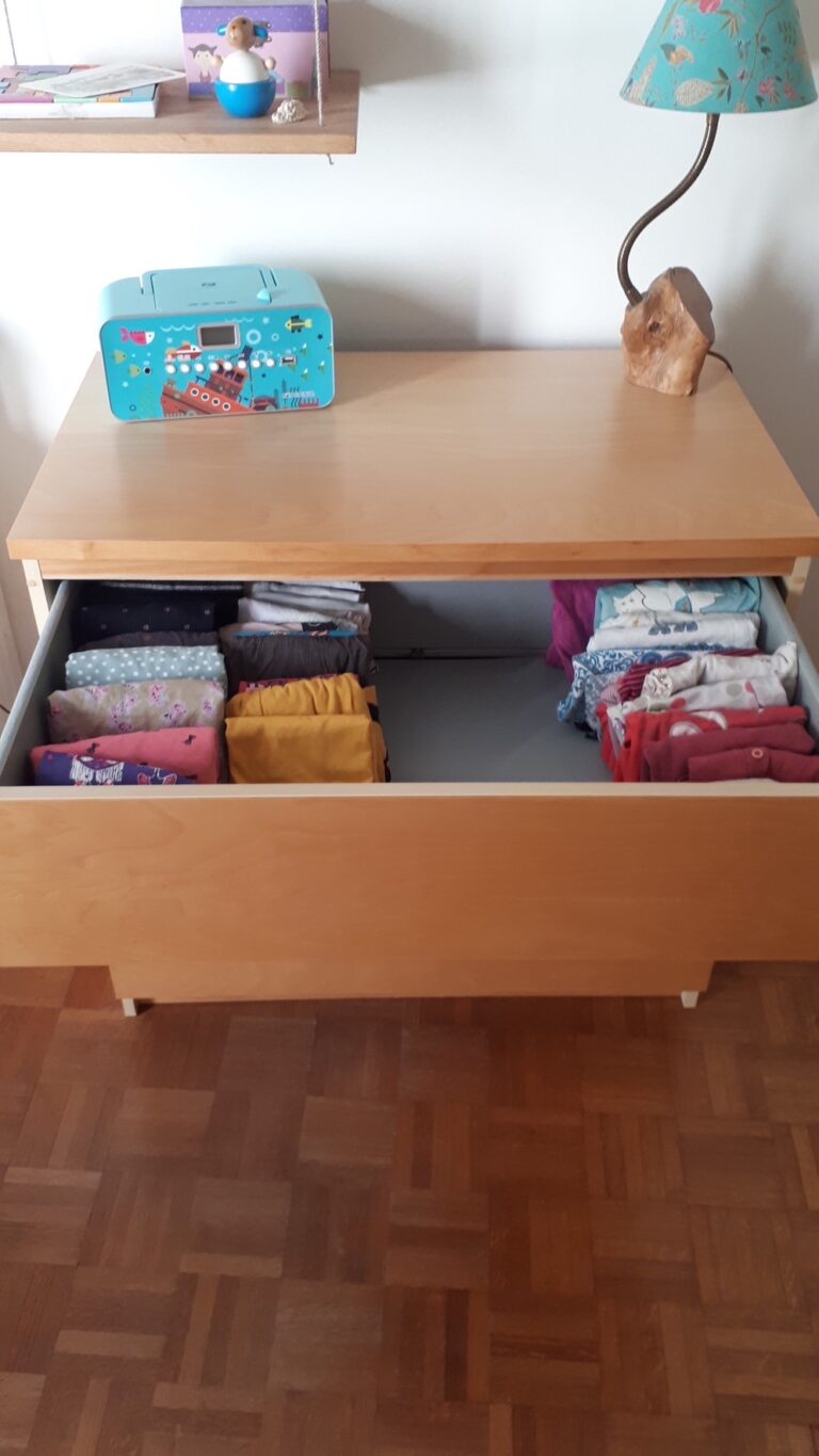 Tiroir de commode parfaitement organisé avec les vêtements pliés à la verticale.