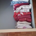 Vue du dessus du pliage vertical de t-shirts enfants.