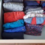 Pliage à la verticale des bas (pantalons, shorts, jupes et collants).