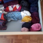 Pliage à la verticale des bas (pantalons, shorts, jupes et collants).