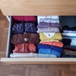 Vue du dessus du pliage vertical de pulls enfants.