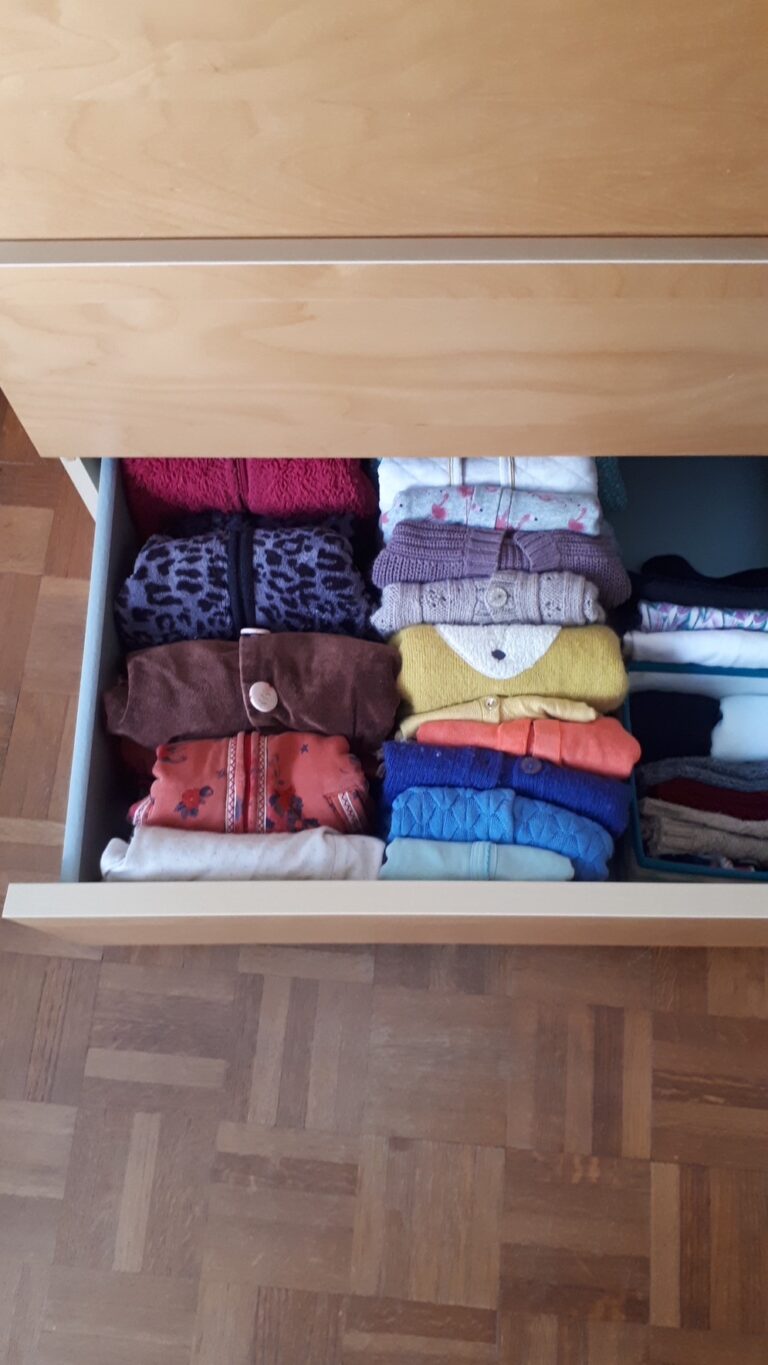 Vue du dessus du pliage vertical de pulls enfants.