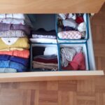 Organisation des petits éléments (culottes, chaussettes et accessoires) dans des bacs.