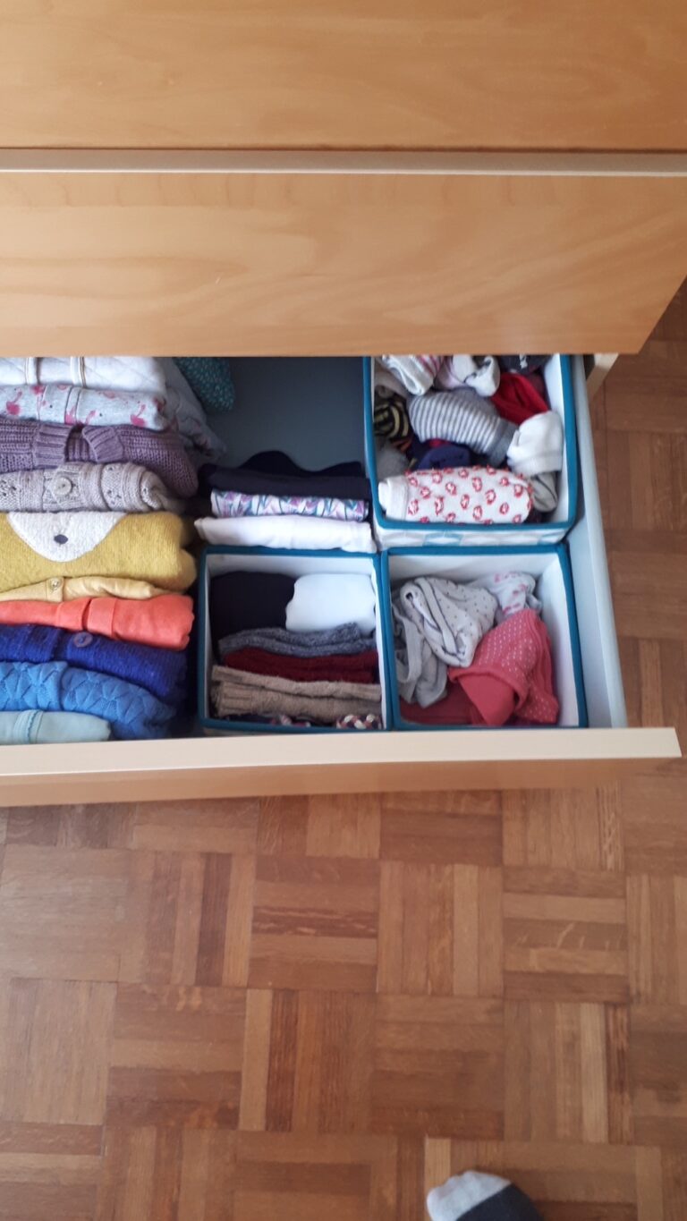 Organisation des petits éléments (culottes, chaussettes et accessoires) dans des bacs.