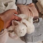 Gros plan sur des adorables petits chaussons lapin pour bébé.