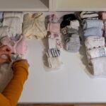 Pliage vertical de vêtements de nourrisson pour une parfaite visibilité dans le tiroir.