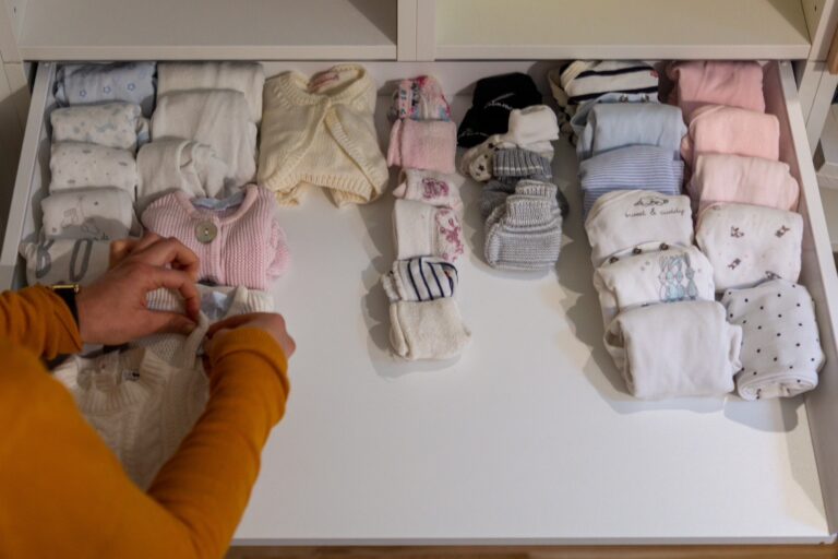 Pliage vertical de vêtements de nourrisson pour une parfaite visibilité dans le tiroir.