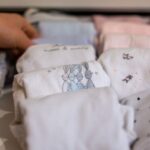 Gros plan sur les petits body pliés à la verticale les uns derrière les autres.