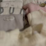 Gros plan sur les pyjamas et petits pulls.