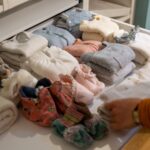 Les tenues complètes avec hauts et bas pliés ensemble.