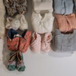 Vue du dessus des petits pulls et chaussons pour bébé.