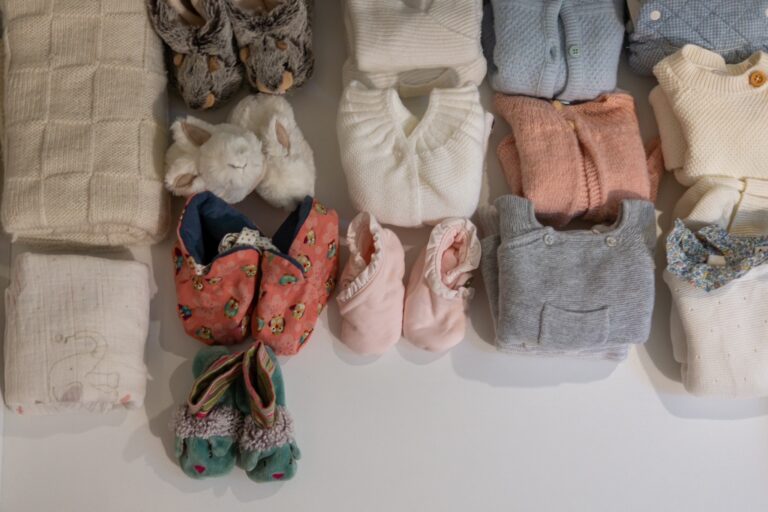 Vue du dessus des petits pulls et chaussons pour bébé.