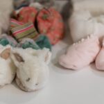 Gros plan sur des adorables petits chaussons lapin pour bébé.