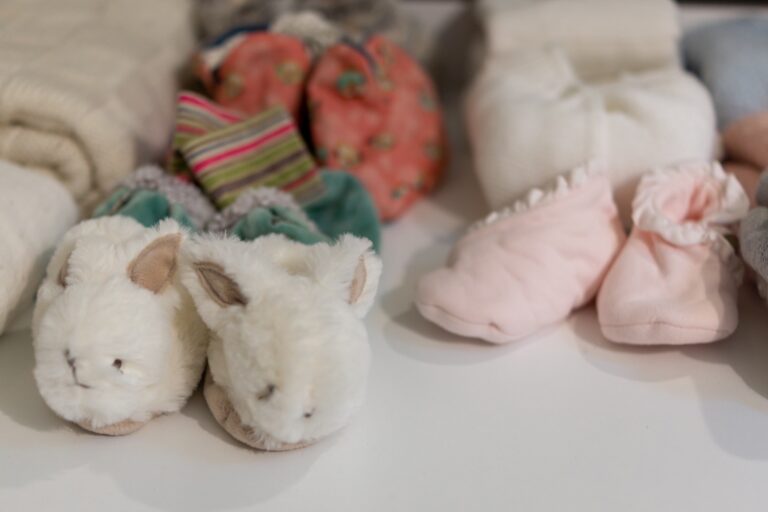 Gros plan sur des adorables petits chaussons lapin pour bébé.
