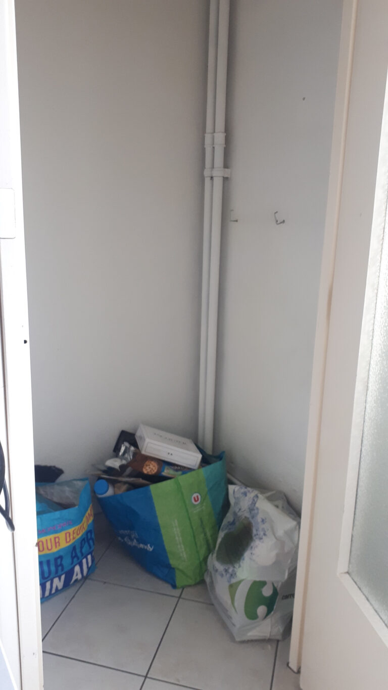 Un placard peu utilisé pouvant accueillir une grande étagère.