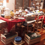 Étape de tri de la vaisselle éparpillée dans différents buffets, l’arrière-cuisine et la cuisine.