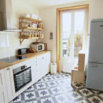 La cuisine rangée et réaménagée avec de nouveaux rangements.