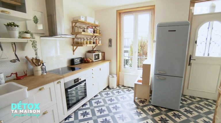 La cuisine rangée et réaménagée avec de nouveaux rangements.