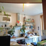 Vue d’ensemble de la cuisine qui déborde un peu.. La planche à repasser et le linge doivent trouver une autre place.