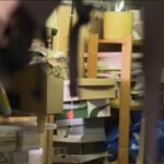 La pièce de stockage au sous-sol a elle aussi besoin d’un grand tri et d’un nouveau système d’organisation.