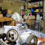 La pièce de stockage au sous-sol a elle aussi besoin d’un grand tri et d’un nouveau système d’organisation.
