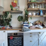 Vue d’ensemble de la cuisine qui déborde un peu.. La planche à repasser et le linge doivent trouver une autre place.