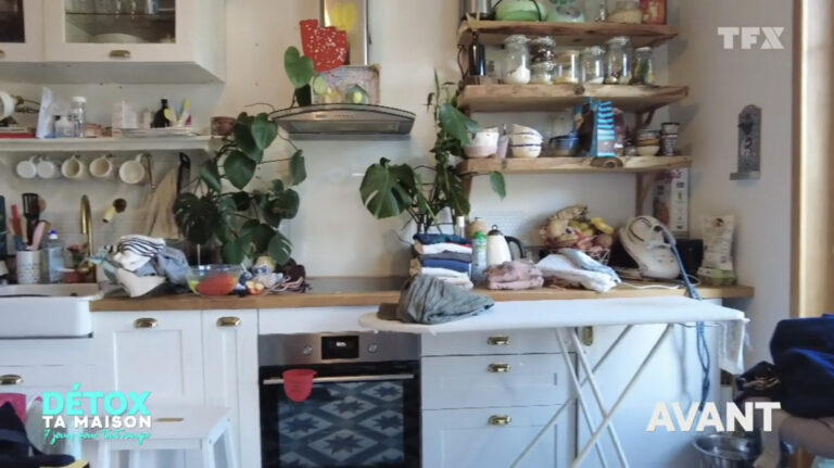 Vue d’ensemble de la cuisine qui déborde un peu.. La planche à repasser et le linge doivent trouver une autre place.